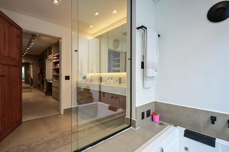 Casa à venda com 735m², 5 quartos e 6 vagasBanheiro Suíte 2