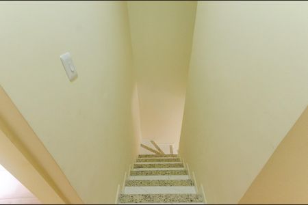 Casa para alugar com 200m², 2 quartos e 2 vagas Casa para alugar com 200m², 2 quartos e 2 vagasEscada