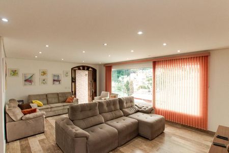 Casa à venda com 320m², 4 quartos e 4 vagasSala