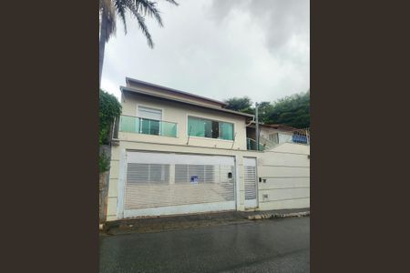 Casa à venda com 320m², 4 quartos e 4 vagasFachada