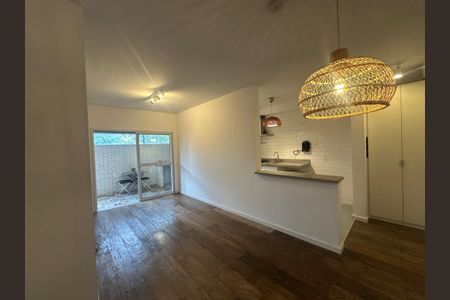 Sala de apartamento para alugar com 2 quartos, 78m² em Empresarial 18 do Forte, Barueri