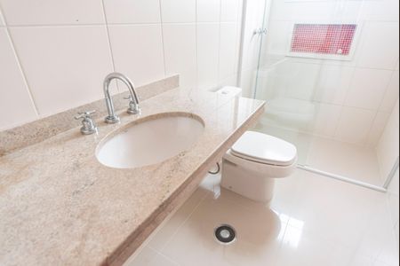 Apartamento à venda com 126m², 3 quartos e 3 vagasBanheiro do Quarto 2