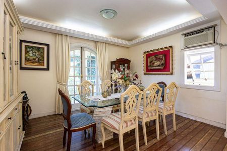 Casa à venda com 4 quartos, 357m² em Pendotiba, Niterói