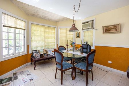 Casa à venda com 4 quartos, 357m² em Pendotiba, Niterói