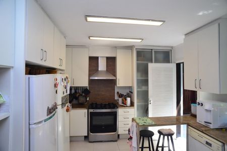 Casa de condomínio à venda com 534m², 6 quartos e 3 vagas Casa de condomínio à venda com 534m², 6 quartos e 3 vagasCozinha