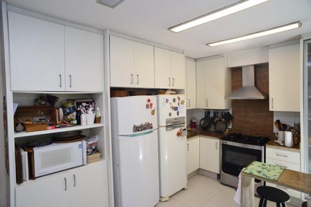 Casa de condomínio à venda com 534m², 6 quartos e 3 vagas Casa de condomínio à venda com 534m², 6 quartos e 3 vagasCozinha