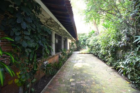 Casa de condomínio à venda com 534m², 6 quartos e 3 vagas Casa de condomínio à venda com 534m², 6 quartos e 3 vagasÁrea Externa