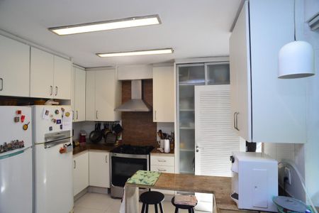 Casa de condomínio à venda com 534m², 6 quartos e 3 vagas Casa de condomínio à venda com 534m², 6 quartos e 3 vagasCozinha