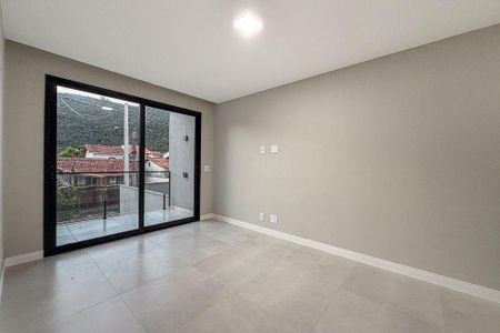 Casa à venda com 4 quartos, 240m² em Piratininga, Niterói