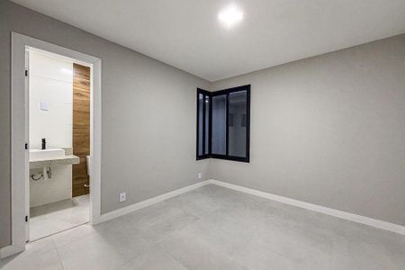 Casa à venda com 4 quartos, 240m² em Piratininga, Niterói