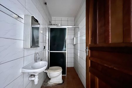 Banheiro de casa para alugar com 1 quarto, 70m² em Jardim Itacolomi, São Paulo
