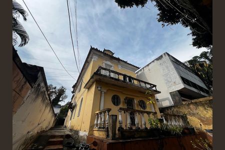 Casa à venda com 182m², 3 quartos e 3 vagas Casa à venda com 182m², 3 quartos e 3 vagasFachada