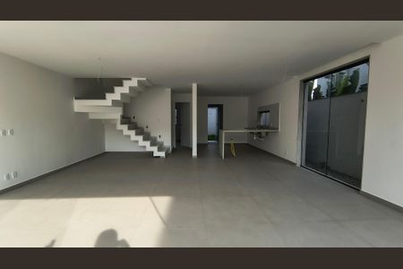 Sala de casa de condomínio para alugar com 4 quartos, 210m² em Vargem Grande, Rio de Janeiro