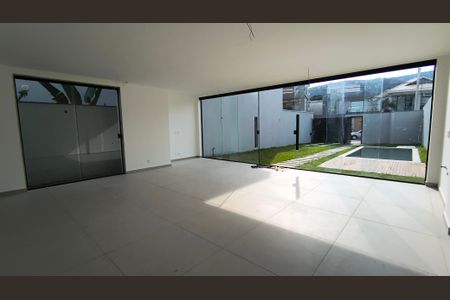 Casa de condomínio para alugar com 210m², 4 quartos e 4 vagas Casa de condomínio para alugar com 210m², 4 quartos e 4 vagasSala