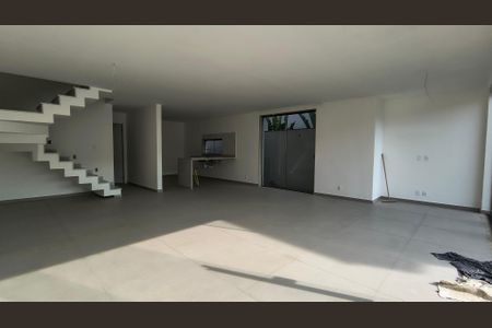 Sala de casa de condomínio para alugar com 4 quartos, 210m² em Vargem Grande, Rio de Janeiro