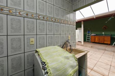 Casa à venda com 250m², 2 quartos e 2 vagas Casa à venda com 250m², 2 quartos e 2 vagasÁrea de Serviço