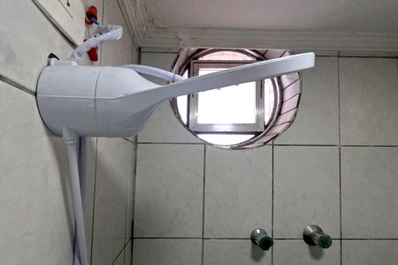 Banheiro de kitnet/studio para alugar com 1 quarto, 37m² em Ponta da Praia, Santos