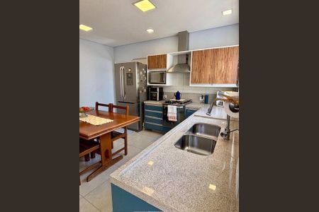 Casa à venda com 3 quartos, 191m² em Quitaúna, Osasco