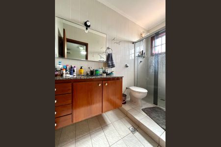 Casa à venda com 390m², 4 quartos e 5 vagasBanheiro quarto 2