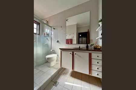 Casa à venda com 390m², 4 quartos e 5 vagasBanheiro quarto 1