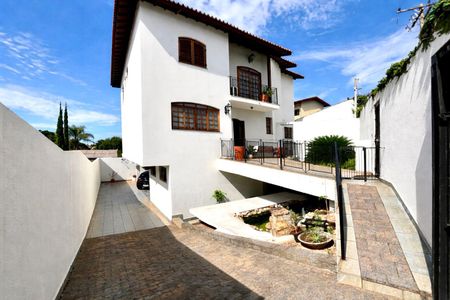 Casa à venda com 390m², 4 quartos e 5 vagasFachada da casa