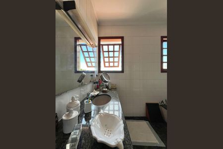 Casa à venda com 390m², 4 quartos e 5 vagasBanheiro quarto 3