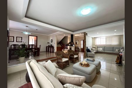 Casa à venda com 390m², 4 quartos e 5 vagasSala