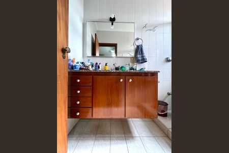 Casa à venda com 390m², 4 quartos e 5 vagasBanheiro quarto 2