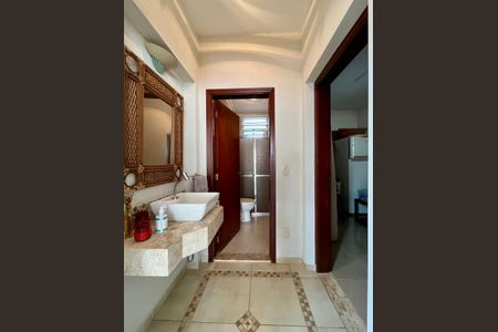 Casa à venda com 390m², 4 quartos e 5 vagasBanheiro e Quarto externo