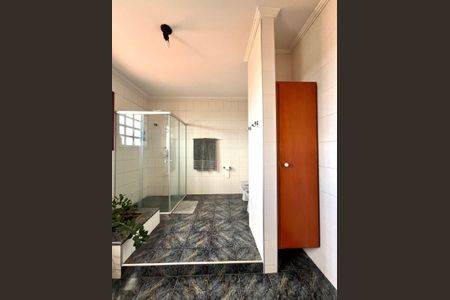 Casa à venda com 390m², 4 quartos e 5 vagasBanheiro quarto 3