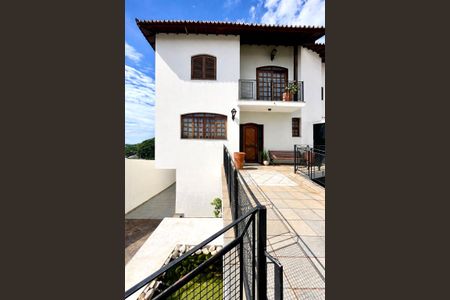 Casa à venda com 390m², 4 quartos e 5 vagasFachada da casa