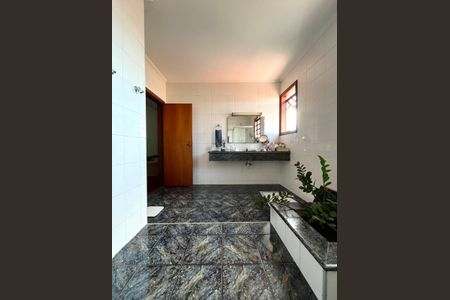 Casa à venda com 390m², 4 quartos e 5 vagasBanheiro quarto 3