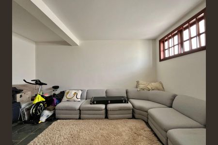 Casa à venda com 390m², 4 quartos e 5 vagasSala de TV