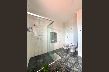 Casa à venda com 390m², 4 quartos e 5 vagasBanheiro quarto 3