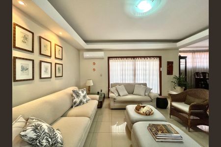 Casa à venda com 390m², 4 quartos e 5 vagasSala