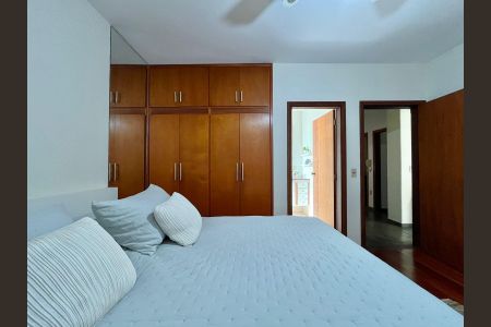 Suíte 1 de casa à venda com 4 quartos, 390m² em Parque São Quirino, Campinas