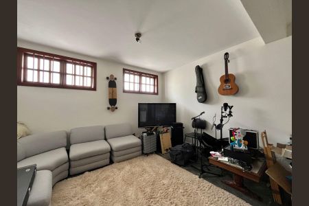 Casa à venda com 390m², 4 quartos e 5 vagasSala de TV