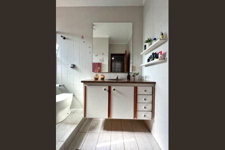 Banheiro quarto 1 de casa à venda com 4 quartos, 390m² em Parque São Quirino, Campinas