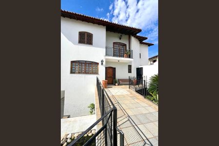Casa à venda com 390m², 4 quartos e 5 vagasFachada da casa