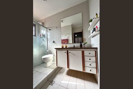 Casa à venda com 390m², 4 quartos e 5 vagasBanheiro quarto 1