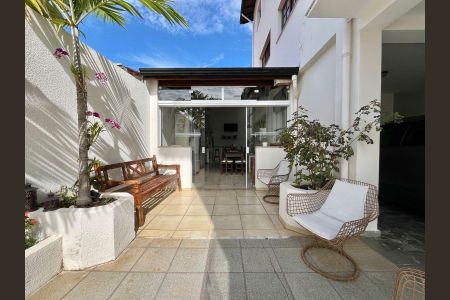 Casa à venda com 390m², 4 quartos e 5 vagasChurrasqueira