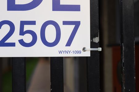 Apartamento à venda com 37m², 2 quartos e sem vagaPlaca instalada no portão do prédio - Código da placa WYNY-1099