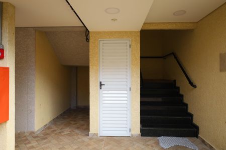 Apartamento à venda com 37m², 2 quartos e sem vagaÁrea comum - Saguão do prédio - Escadas