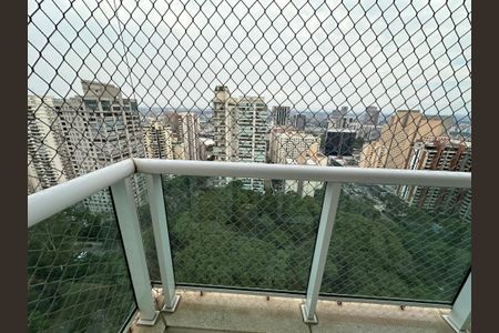 Apartamento para alugar com 243m², 3 quartos e 4 vagasVaranda