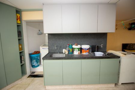 Casa à venda com 170m², 3 quartos e 4 vagas Casa à venda com 170m², 3 quartos e 4 vagasCozinha e Área de Serviço