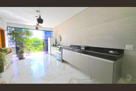 Casa de condomínio à venda com 240m², 3 quartos e 6 vagas