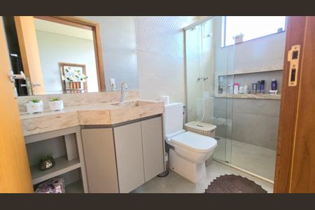 Casa de condomínio à venda com 240m², 3 quartos e 6 vagas