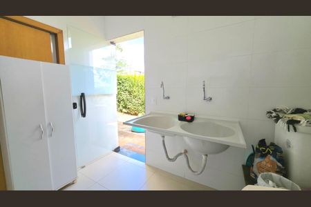 Casa de condomínio à venda com 240m², 3 quartos e 6 vagas