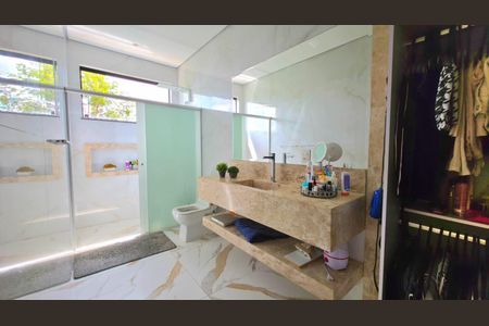 Casa de condomínio à venda com 240m², 3 quartos e 6 vagas