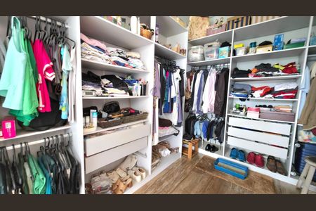 Casa de condomínio à venda com 240m², 3 quartos e 6 vagas